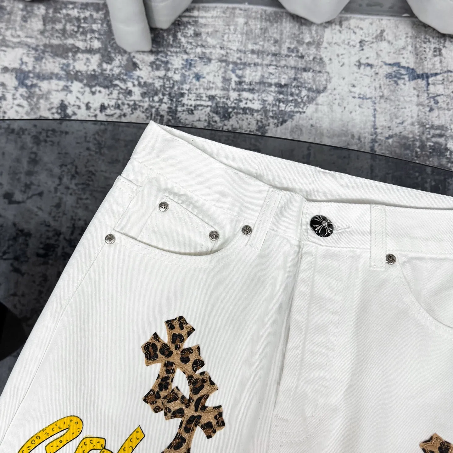 P250 Chrome Hearts & Chrome Hearts high street jeans with leopard pattern and vintage graffiti painting on white background. Chrome Hearts are the most popular pants in color. Made of beaded canvas fabric, heavy washing makes the upper body of the fabric more textured and the pants are tall and straight! The three-dimensional cutting of the whole trousers is a masterpiece! The hardware is customized by zp. The beaded canvas fabric is thick and soft after being washed. It has good breathability. Customized small leather label. Unique design. The details are simple and elegant, and the workmanship is exquisite. The whole trousers are neatly routed and the details are in place! Trendy people have been disappointed. From the quality selection of fabrics, the tailoring of details, and the matching of patterns, everything is impeccable! The upper body is so handsome when worn...it can be easily worn by men, women and children! The craftsmanship is made of heavy-duty washed pure cotton denim fabric. After washing, it is soft and thick and looks very stylish when worn. Color: White Size: 28 30 32 34 (S-XL)